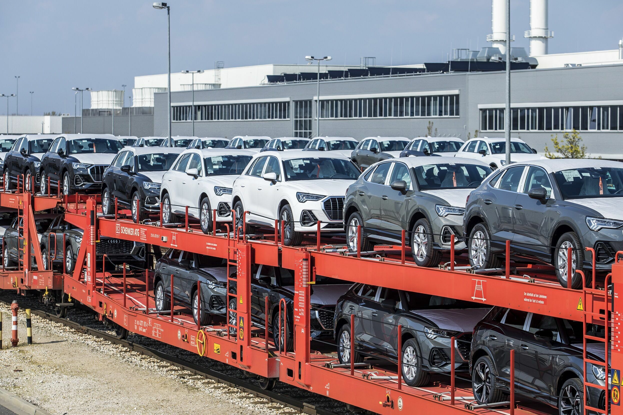 Waggons mit Fahrzeugen von Audi Hungaria
