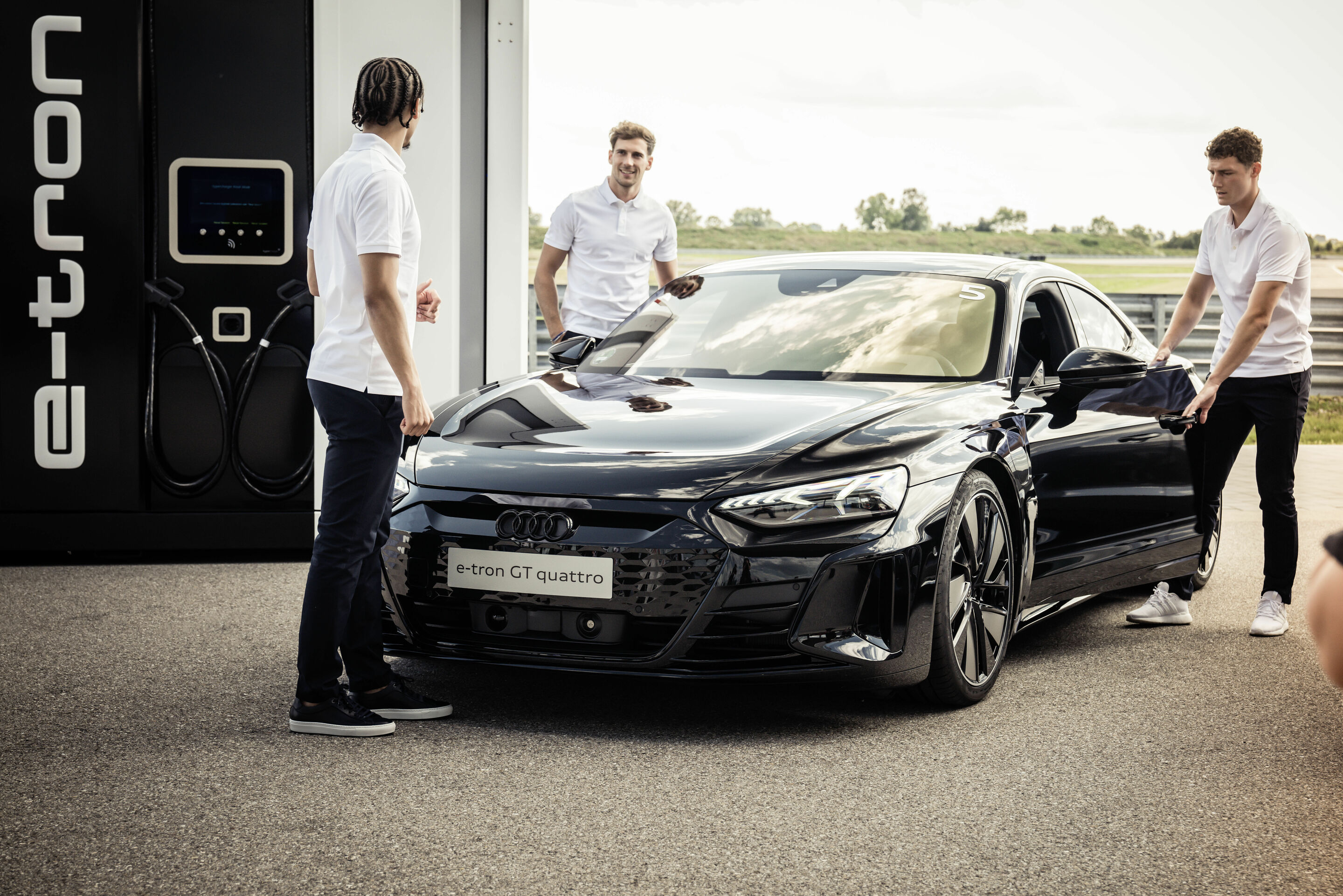 Electrification 2.0: pros from FC Bayern receive Audi e-tron GT