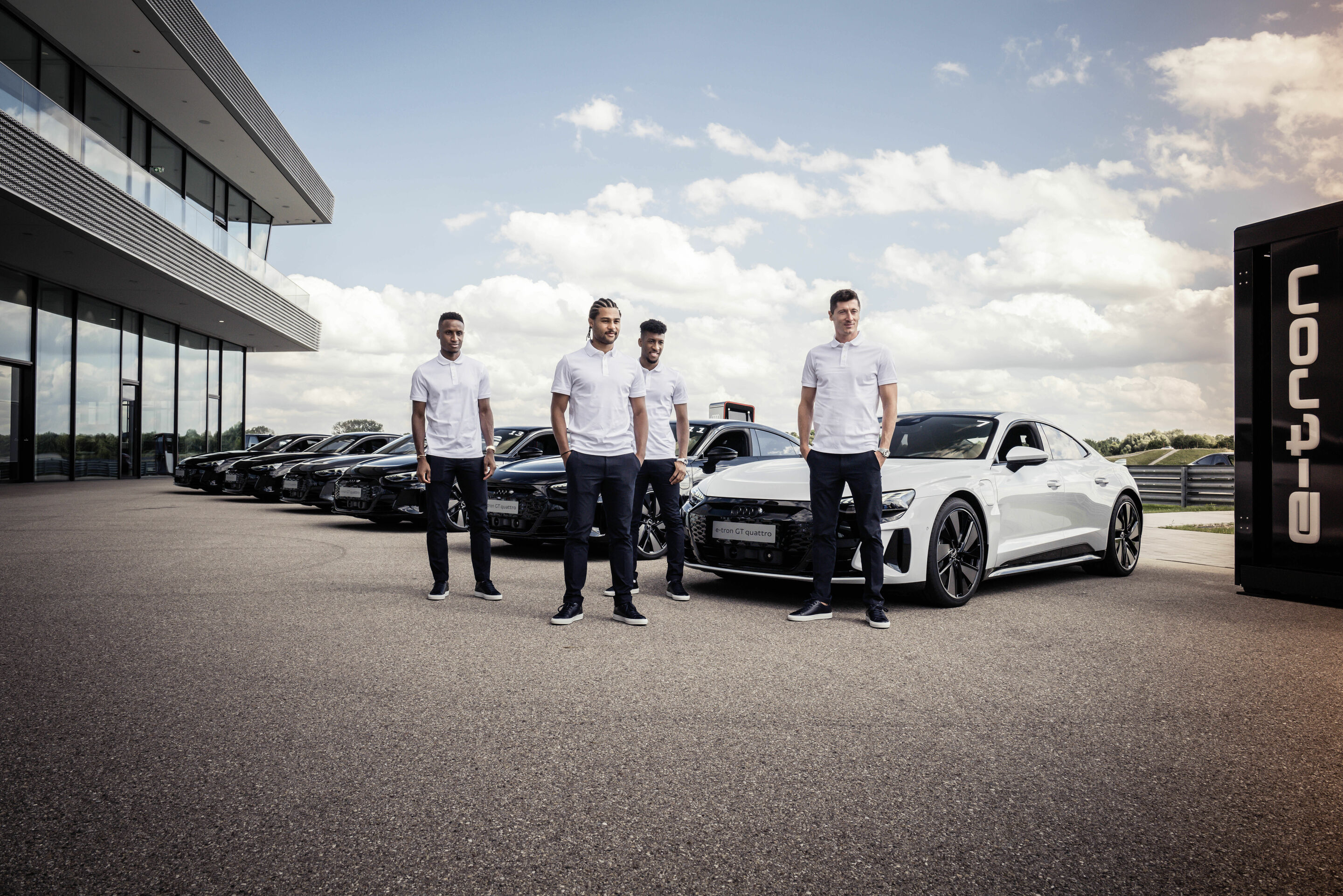 Electrification 2.0: pros from FC Bayern receive Audi e-tron GT