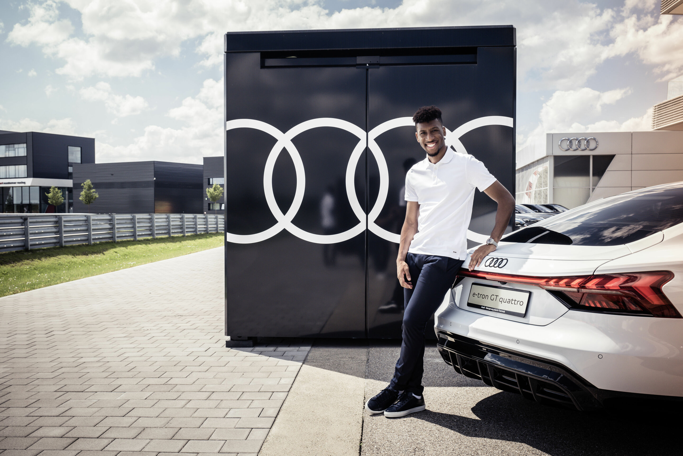Electrification 2.0: pros from FC Bayern receive Audi e-tron GT