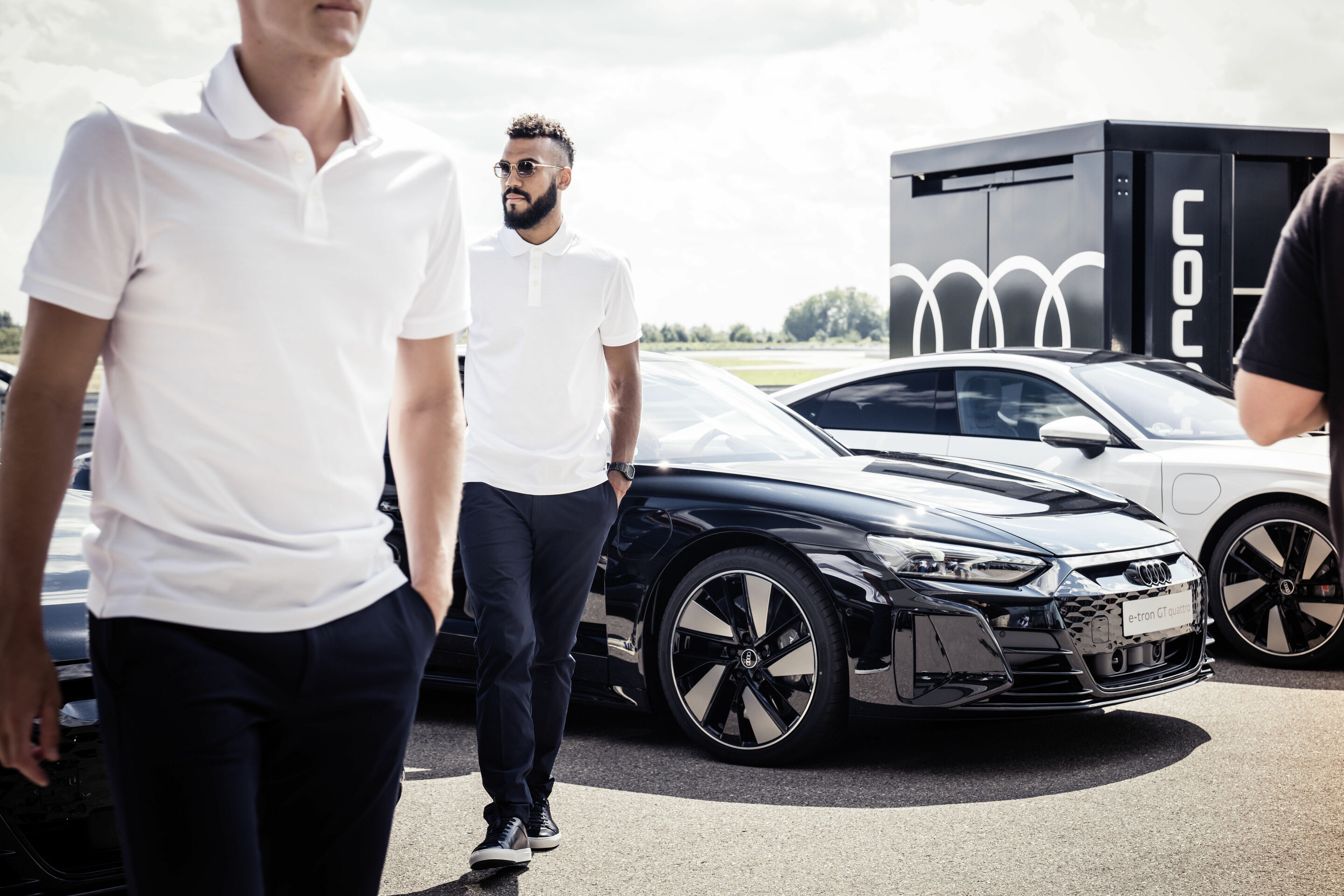 Electrification 2.0: pros from FC Bayern receive Audi e-tron GT