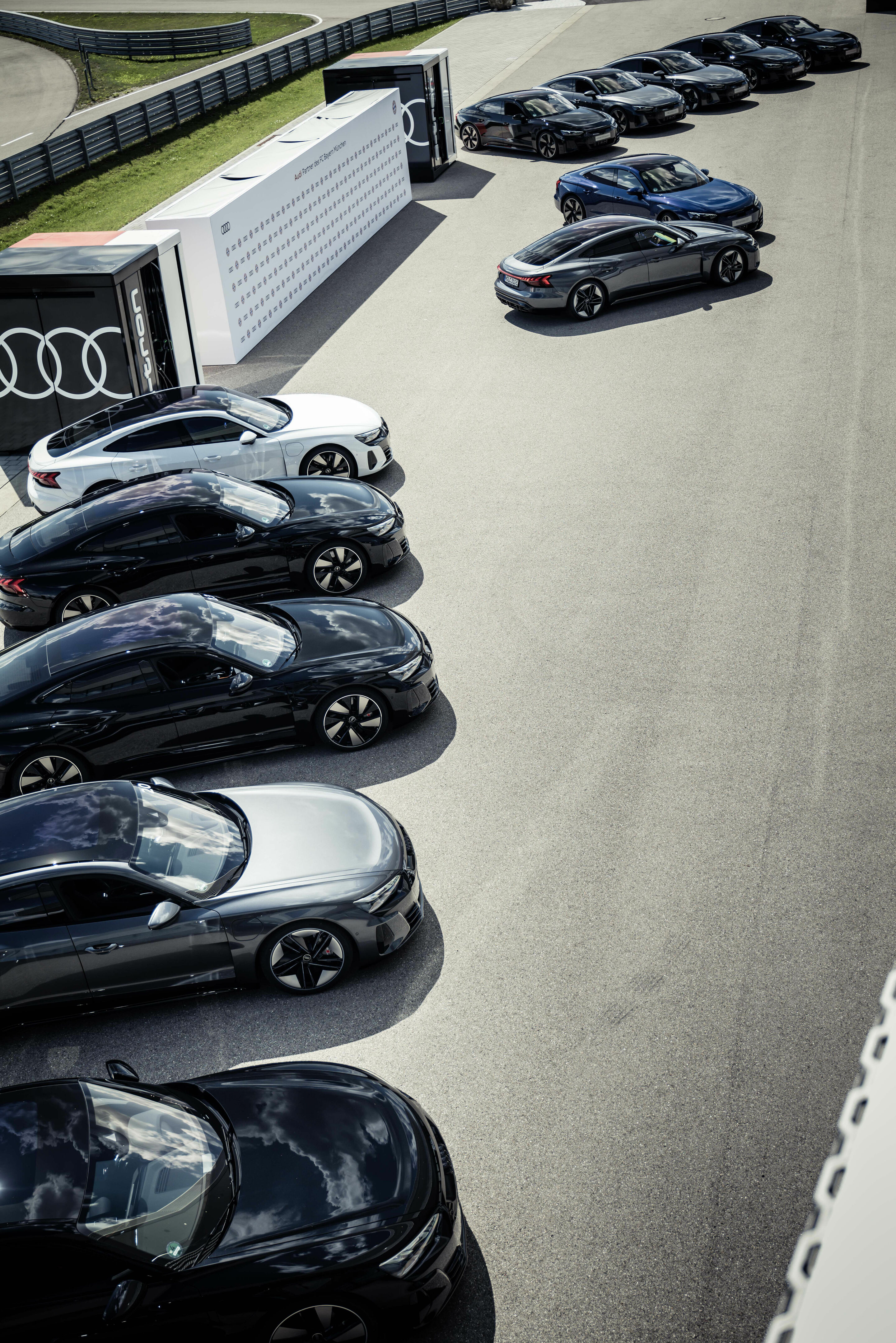 Electrification 2.0: pros from FC Bayern receive Audi e-tron GT