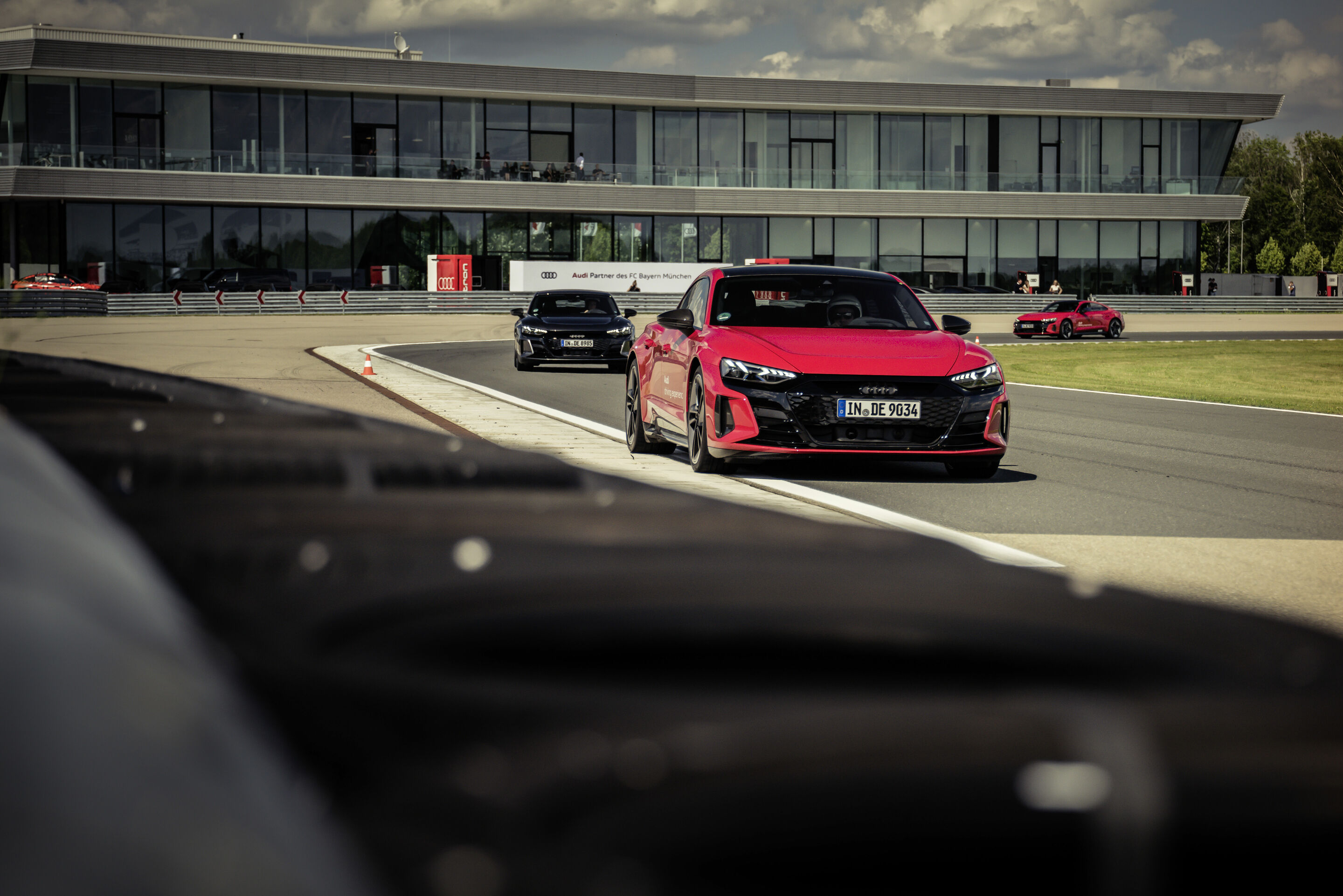 Electrification 2.0: pros from FC Bayern receive Audi e-tron GT