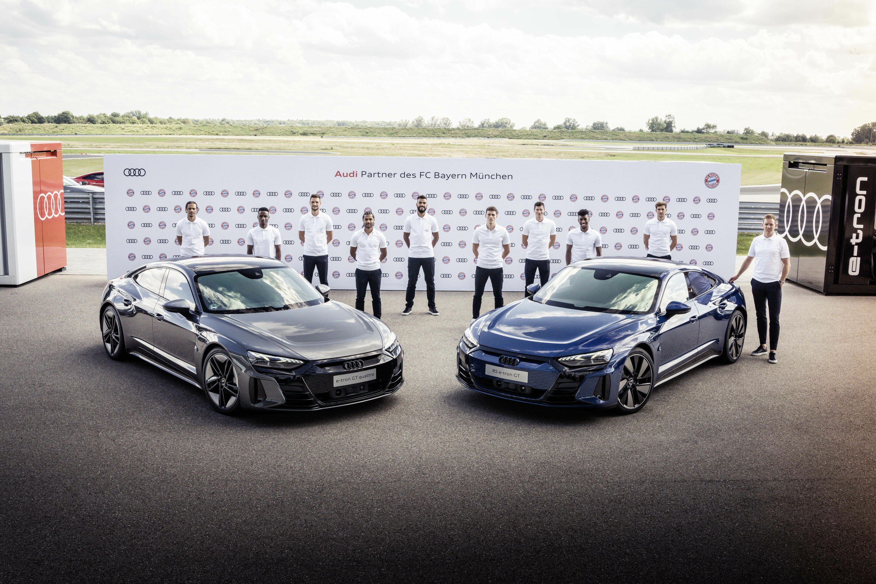 Electrification 2.0: pros from FC Bayern receive Audi e-tron GT