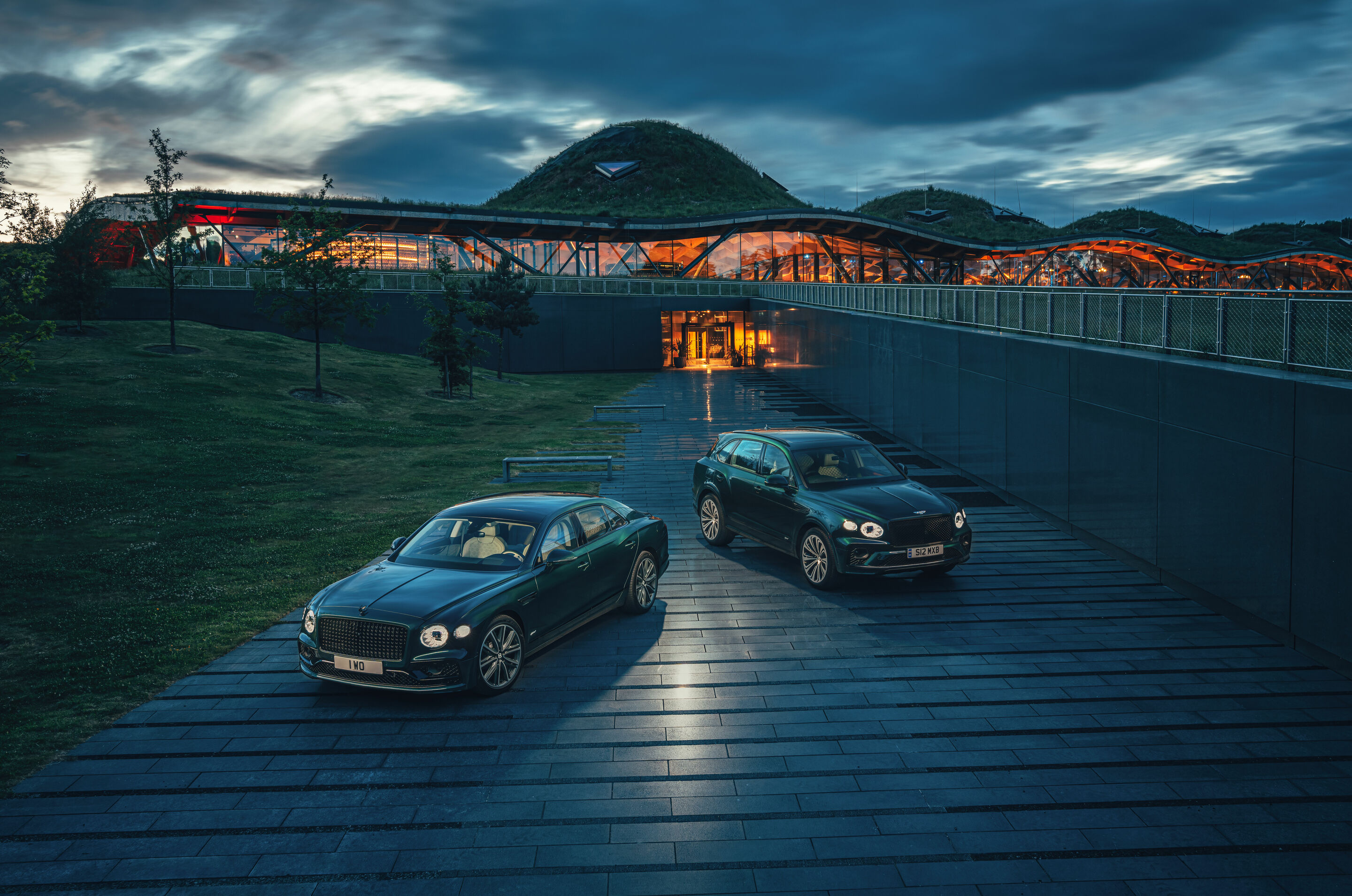 Bentley Flying Spur Hybrid (left) and Bentley Bentayga Hybrid (right)