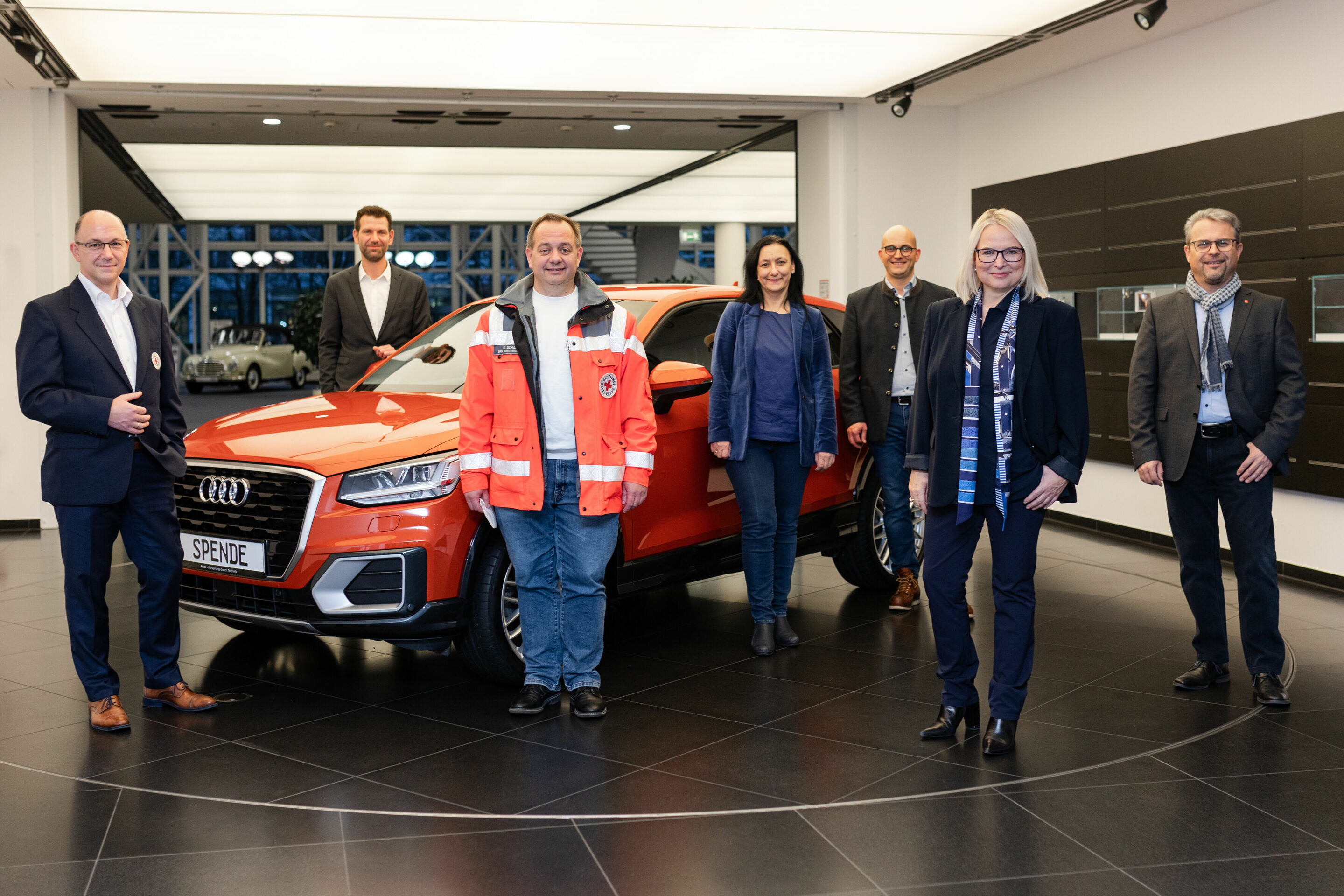 Fahrzeugübergabe aus Audi-Weihnachtsspende: Audi Q2 für die „Helfer vor Ort“ in Schrobenhausen