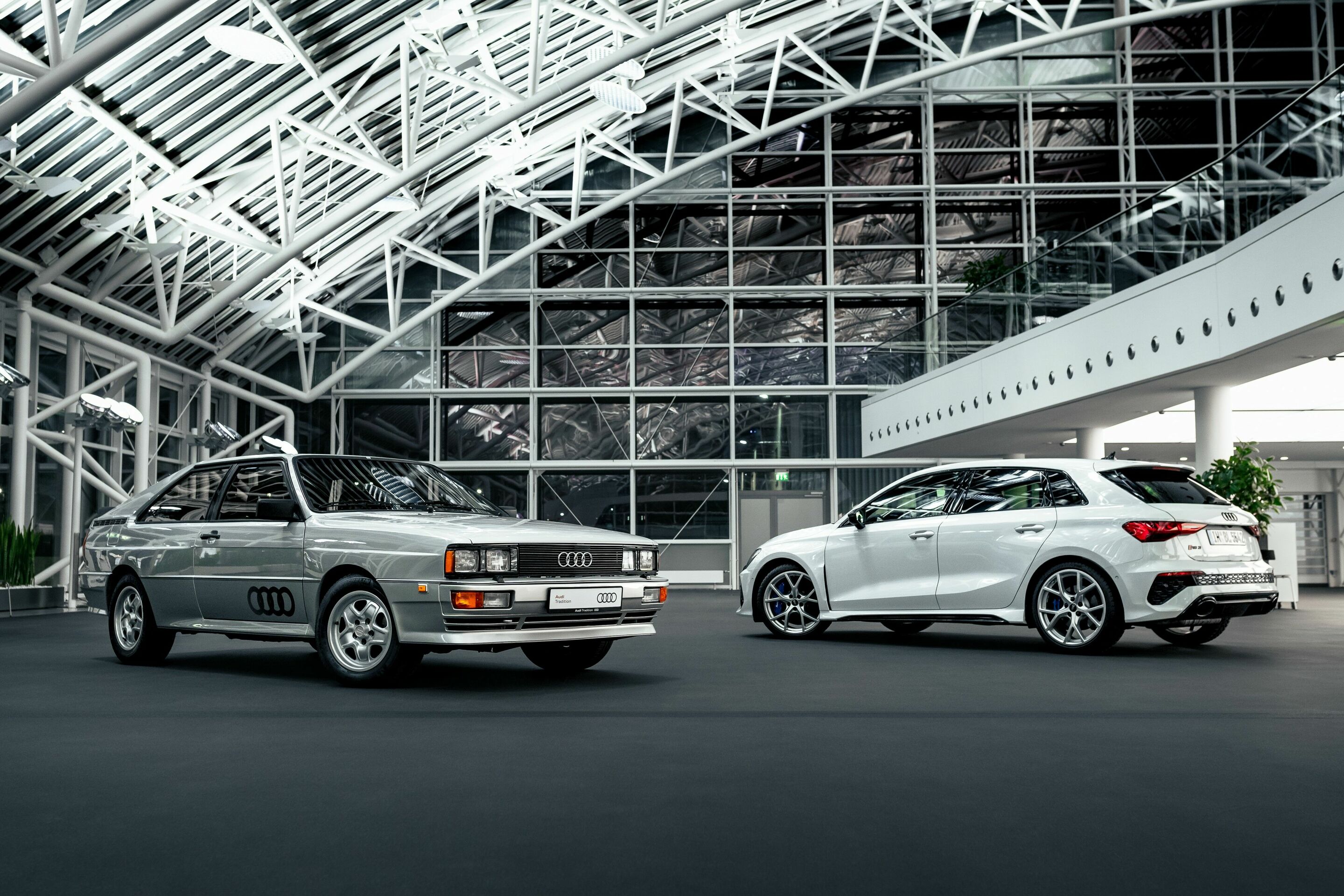 Vergangenheit und Gegenwart – Zwei Generationen quattro und Fünfzylinder gehören zur Audi DNA „Vorsprung durch Technik“