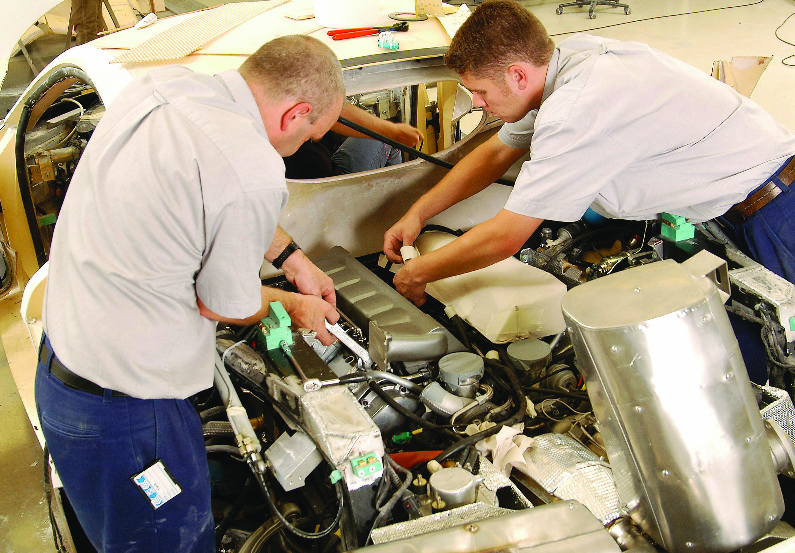 Making of the Audi Le Mans quattro: The 5-litre V10 engine is installed