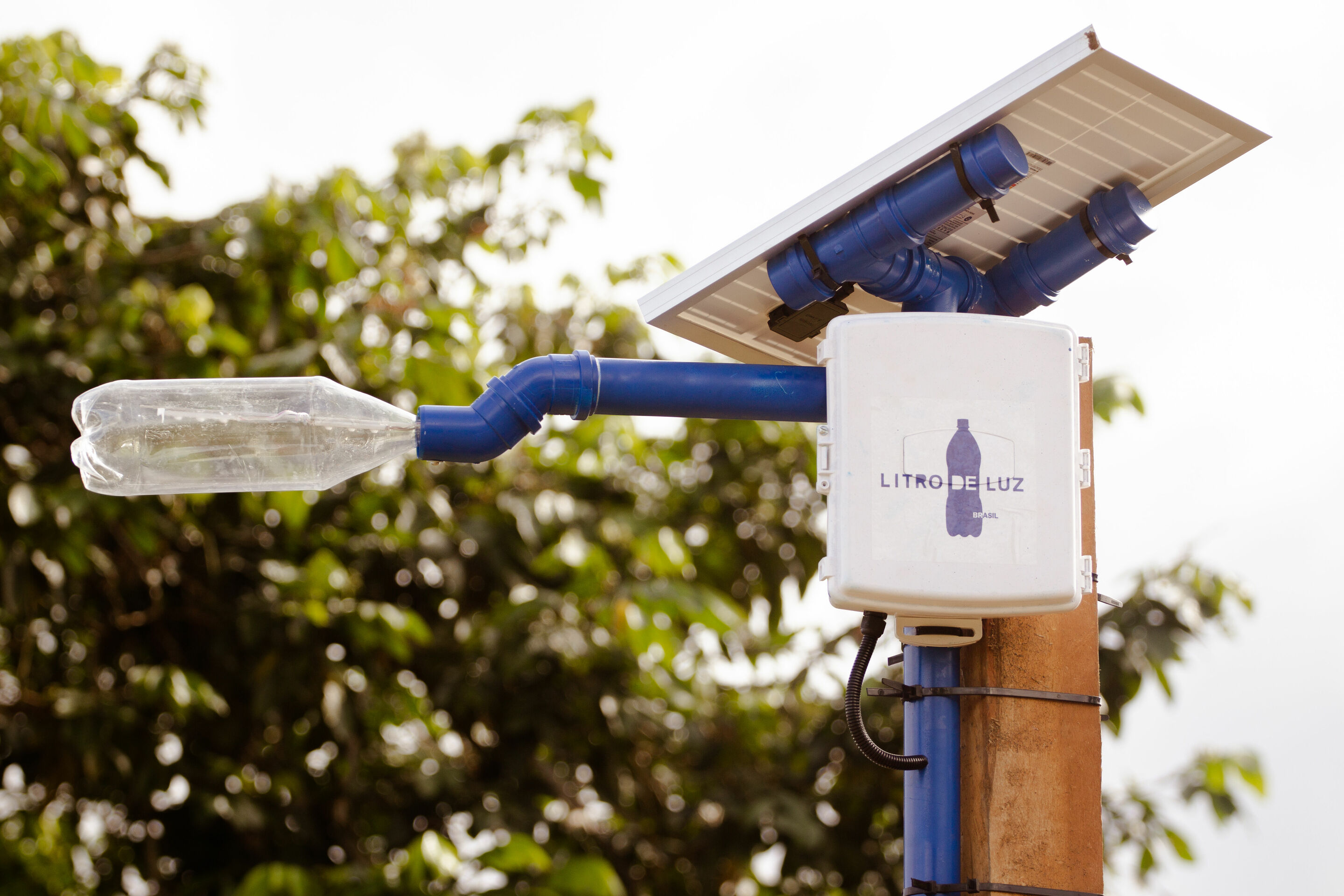 Audi und Litro de Luz installieren in mehreren Gemeinden Amazoniens Lichtmasten und Solarlampen