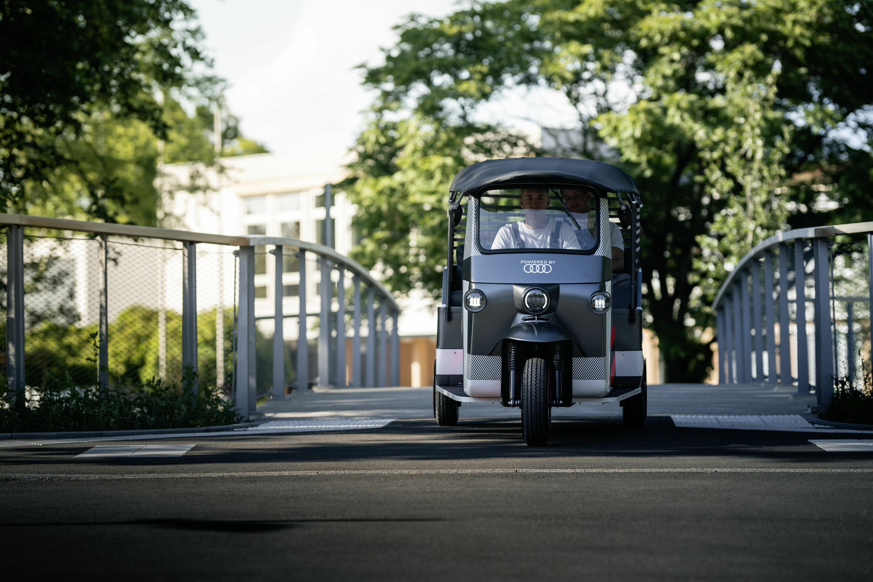 Second-Life-Anwendung: Audi e-tron Batteriemodule elektrifizieren Rikschas in Indien
