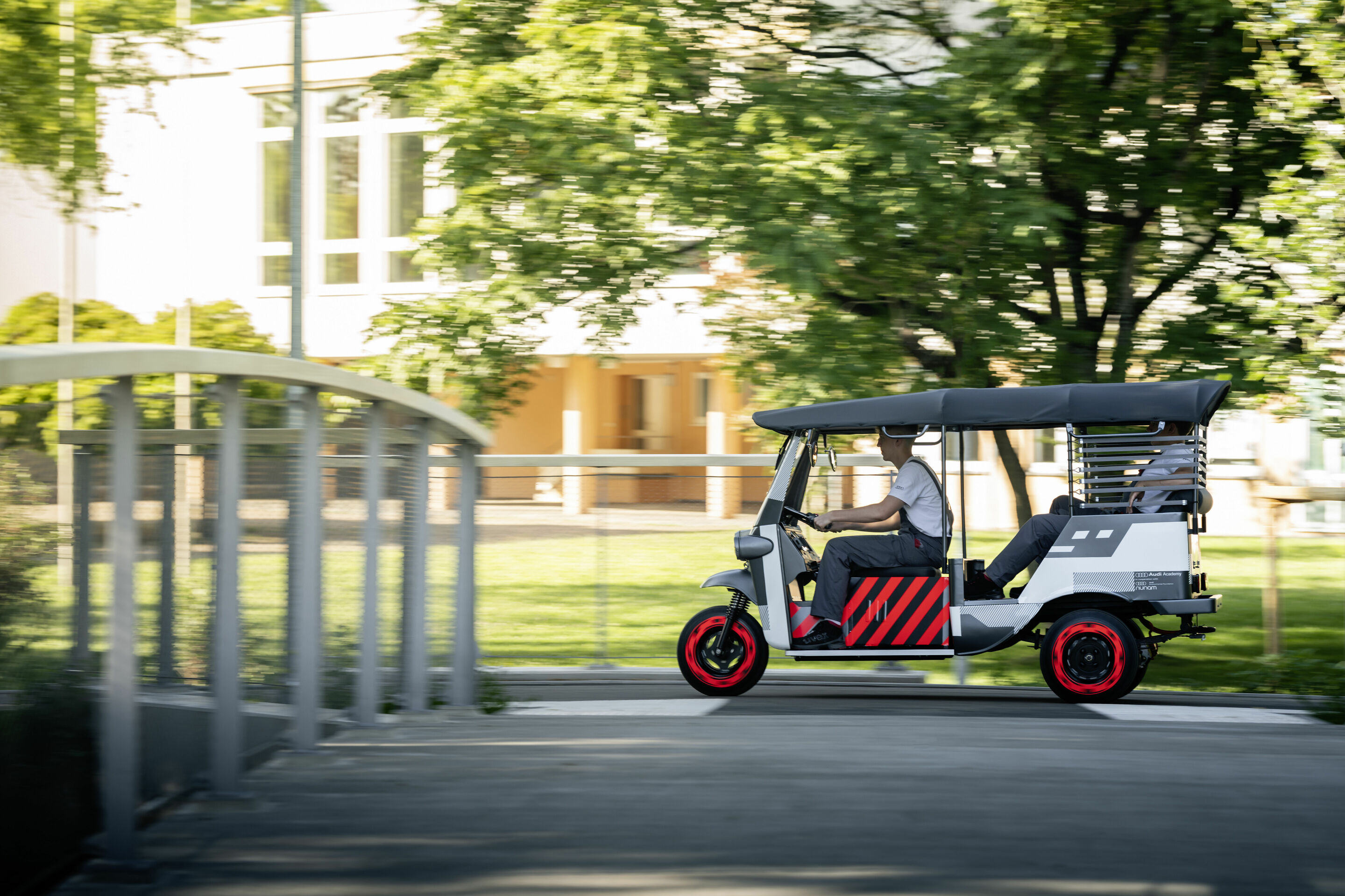 Second-Life-Anwendung: Audi e-tron Batteriemodule elektrifizieren Rikschas in Indien