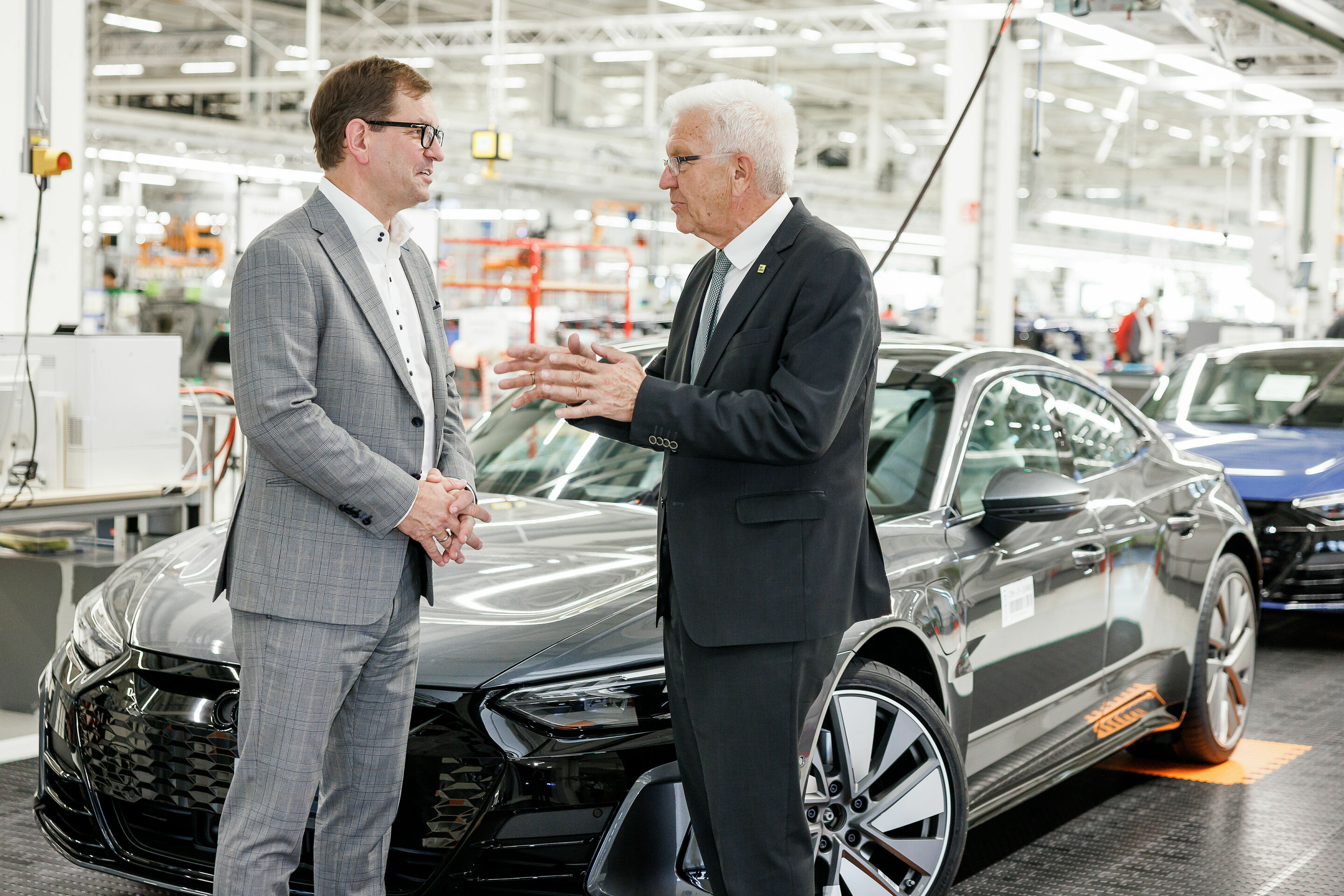 A visit to Audi Neckarsulm: Minister-President Winfried Kretschmann meets Markus Duesmann