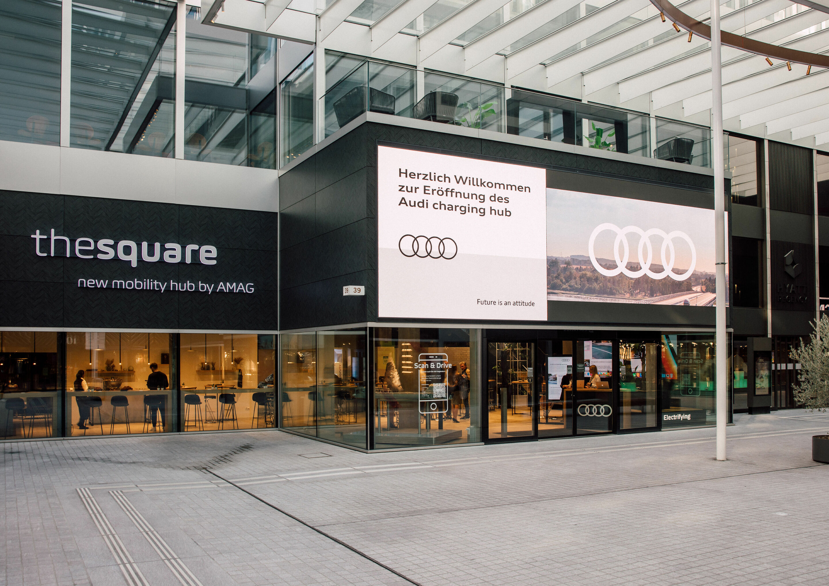 Elektrisierendes Opening des ersten Audi charging hub in Zürich