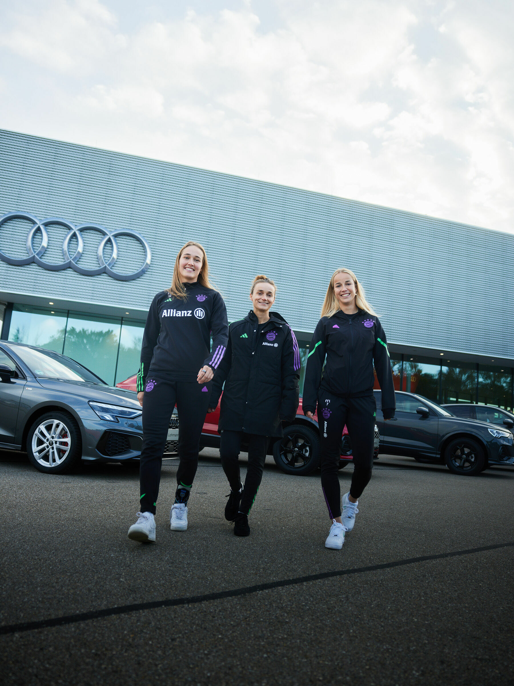 Audi Fahrzeugübergabe an die Frauenmannschaft des FC Bayern München