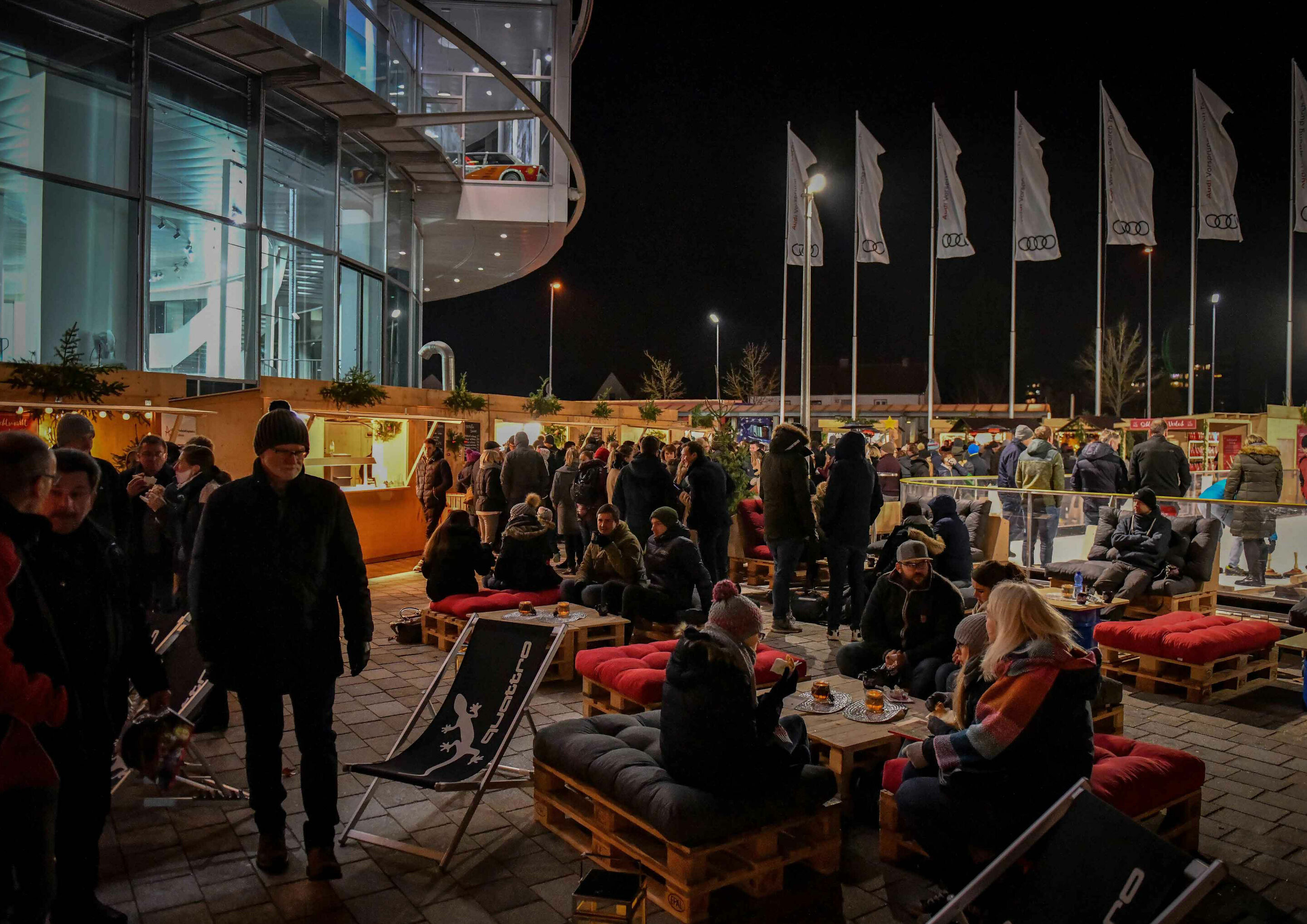 Sozialer Weihnachtsmarkt auf der Audi Piazza