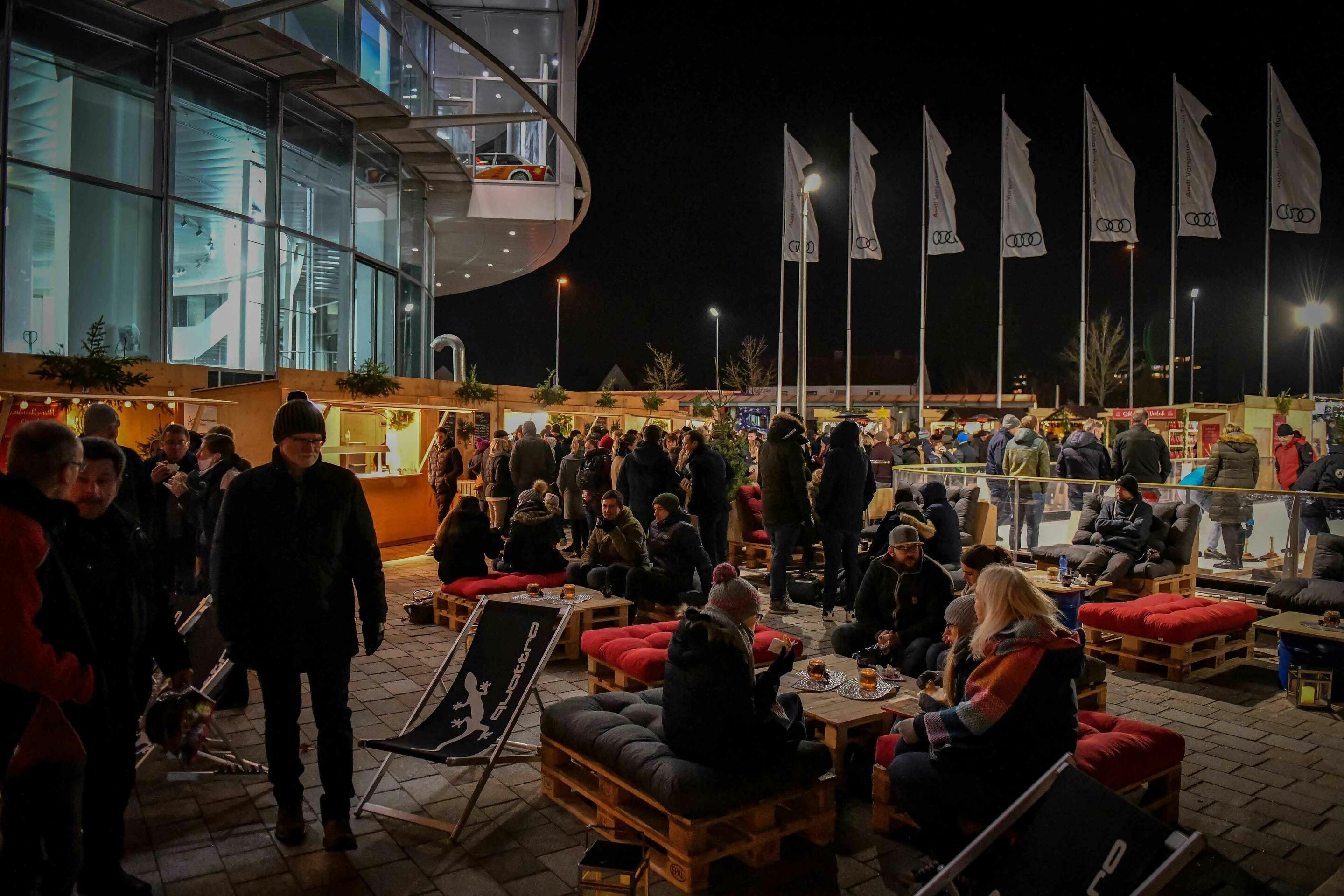 Sozialer Weihnachtsmarkt auf der Audi Piazza