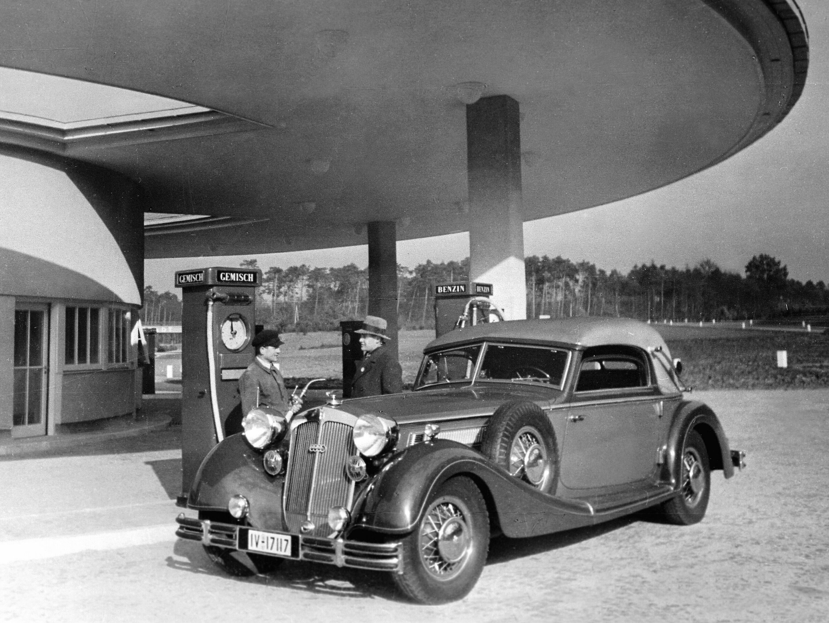 Autobahn-Tankstelle in Deutschland Ende der 30er-Jahre: Ein Horch 853 Sport-Cabriolet (1935 - 1940) tankt gerade das damals übliche Benzin-Benzol-Gemisch.