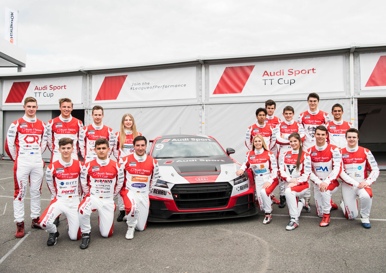 Команда Audi Sport форма.