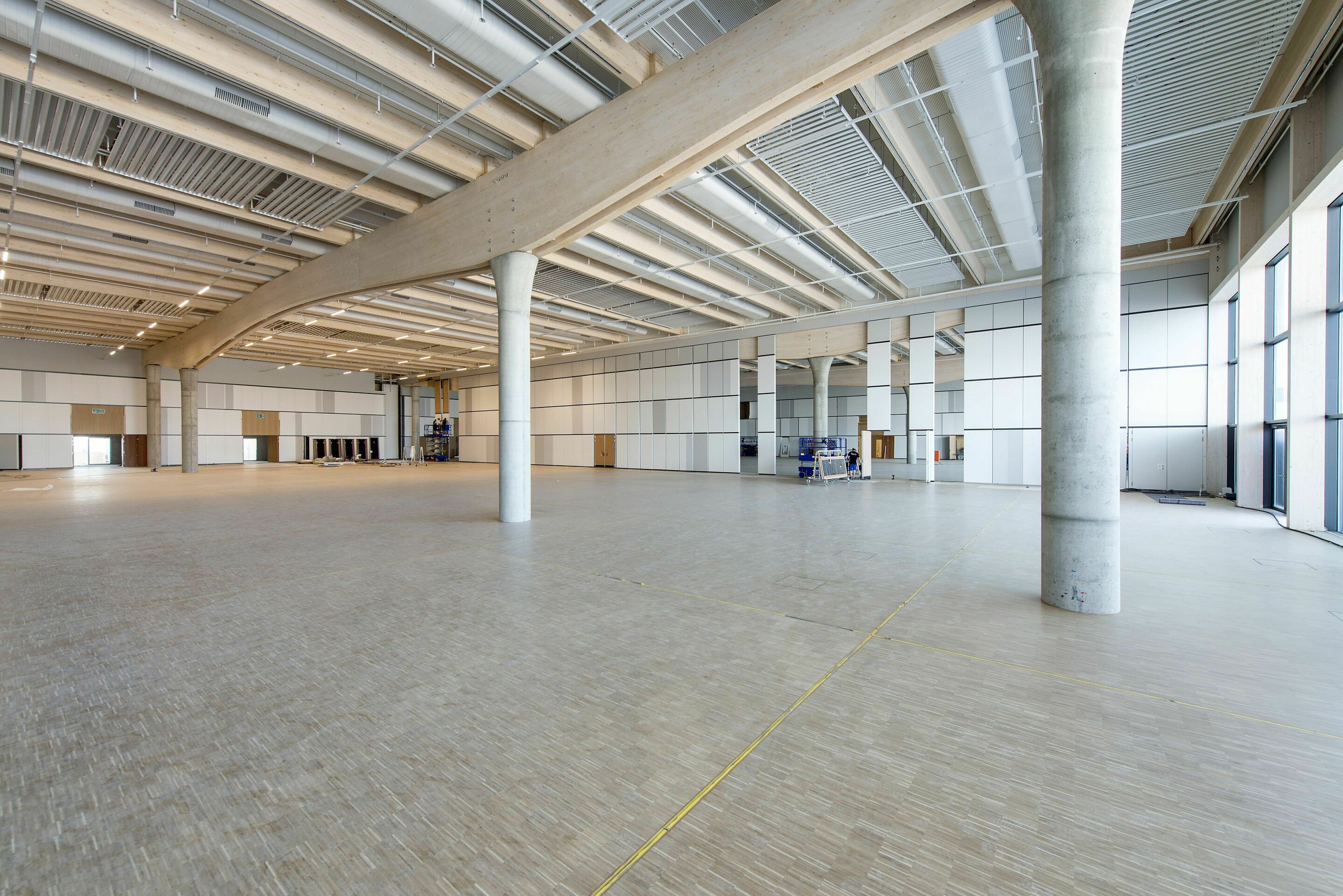 Ein imposanter Versammlungsraum mit einem weitläufigen Blick auf das Audi-Werk ist fast fertig