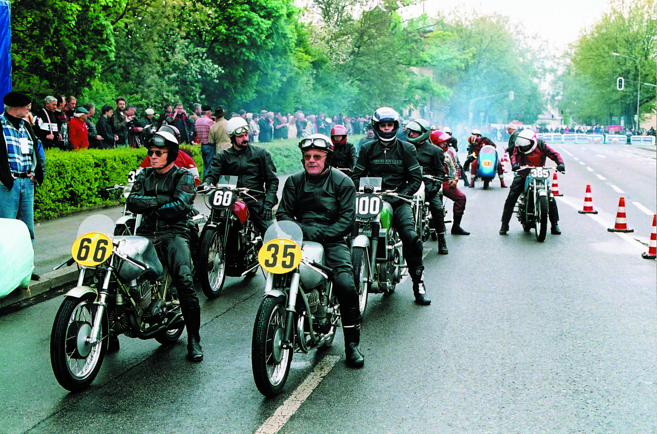 Echte Motorradraritäten erwarten den Zuschauer beim Donau-Ring Rennen 2002 am 4. und 5. Mai 2002 auf einem 1,6 Kilometer langen Stadtkurs in Ingolstadt