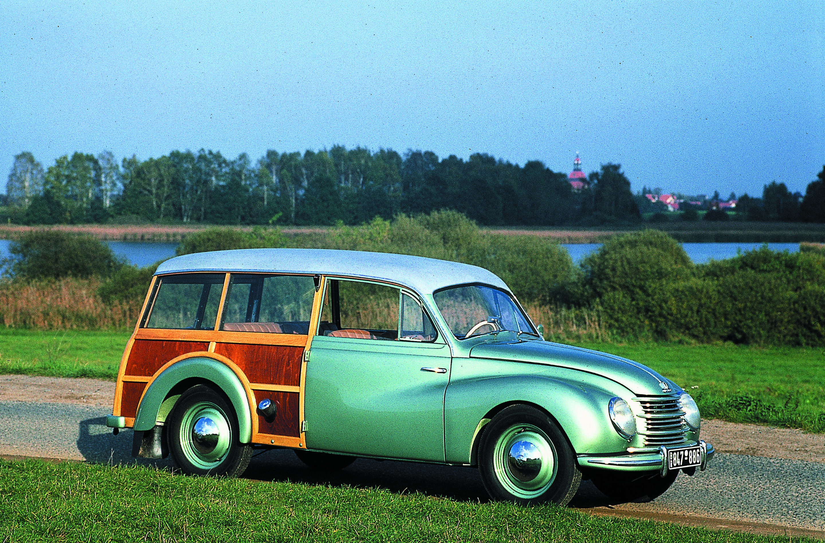 Newly restored: DKW Meisterklasse Universal type F 89 S, from 1951 (sideview)