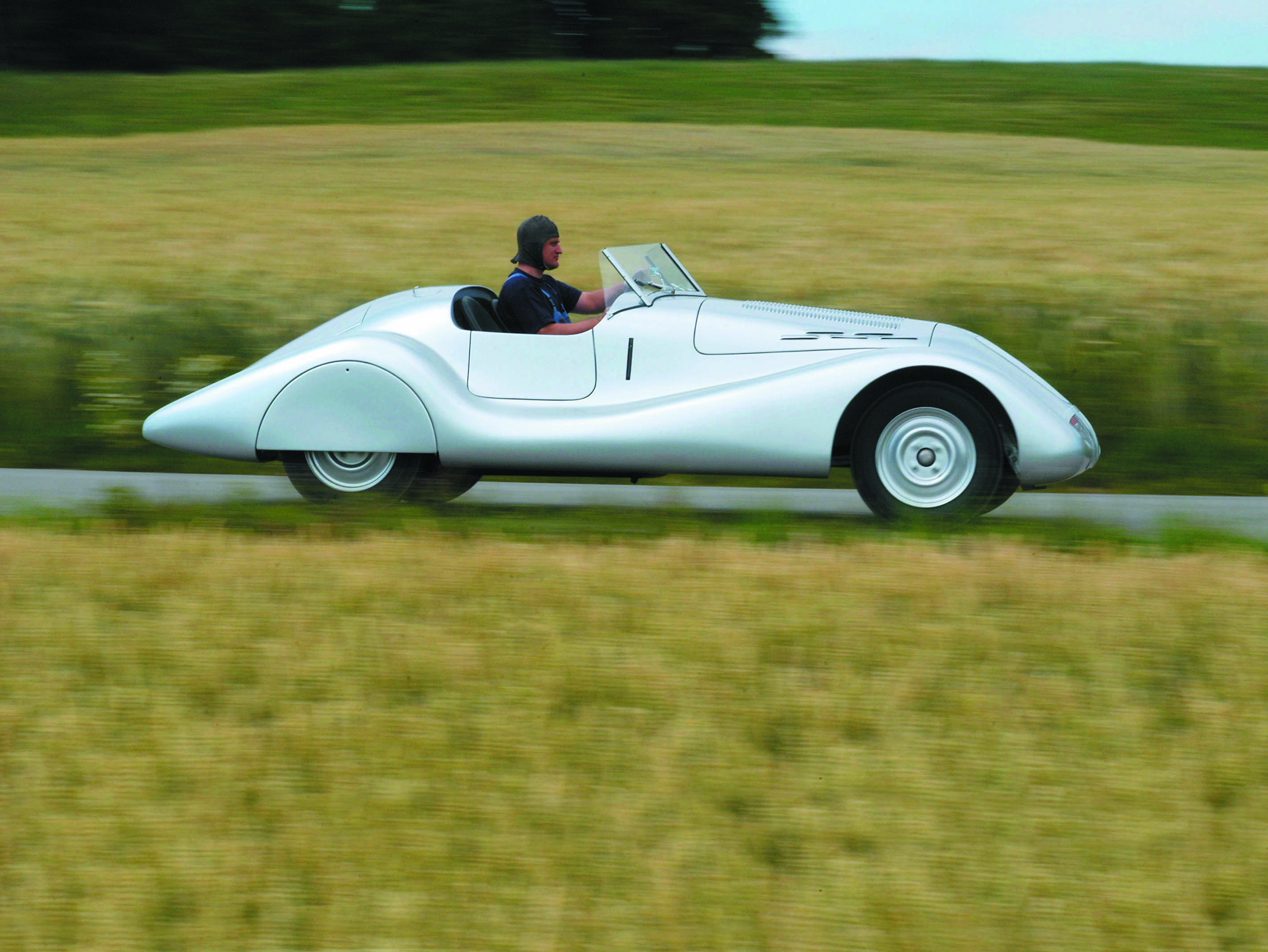 Der traumhaft schöne Wanderer Stromlinien Roadster bei der ersten Probefahrt.