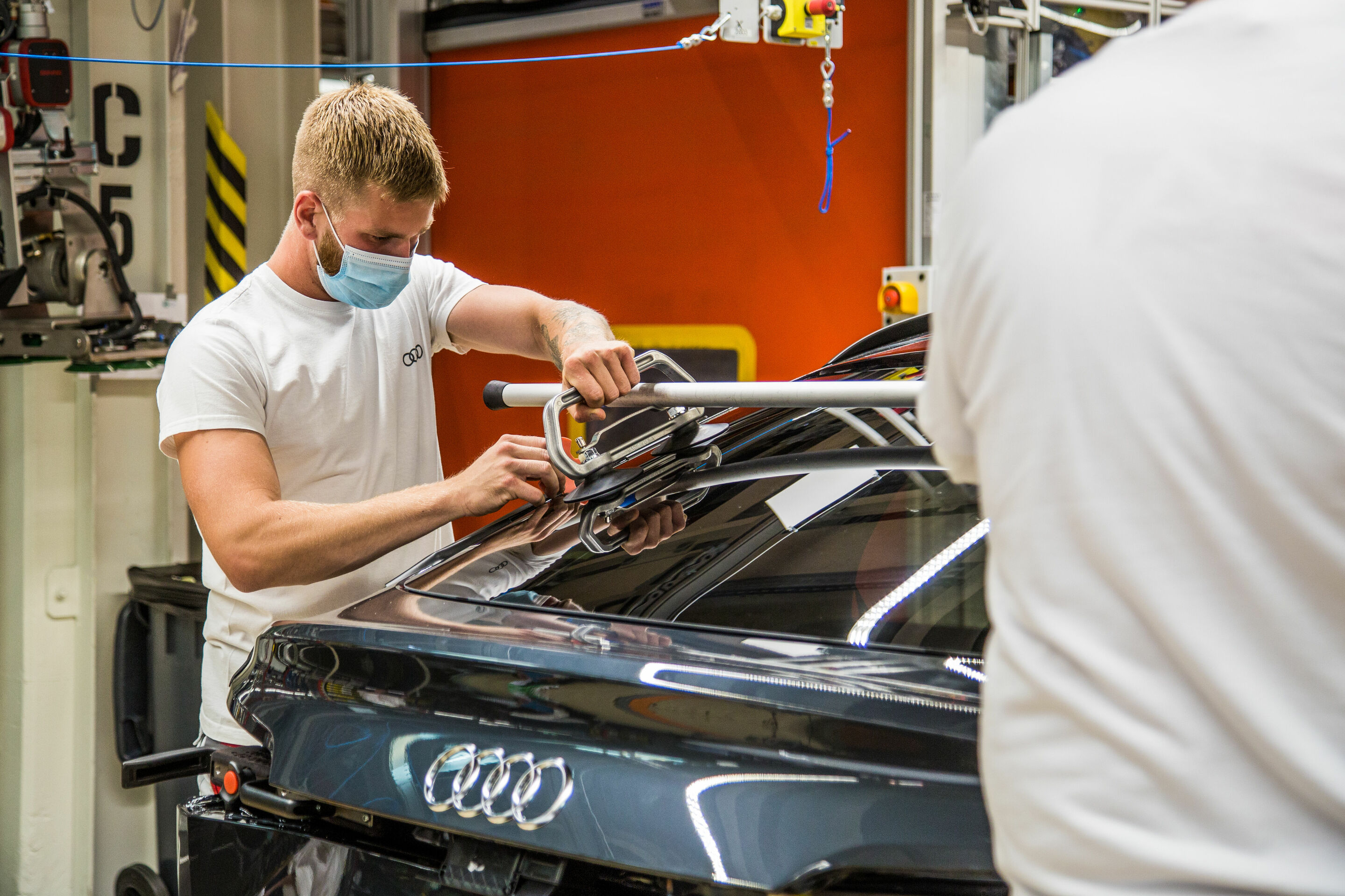 Mit der Maske in der Batteriemontage des Audi e-tron: Die Produktion von Audi Brussels ist Anfang Mai wieder angelaufen