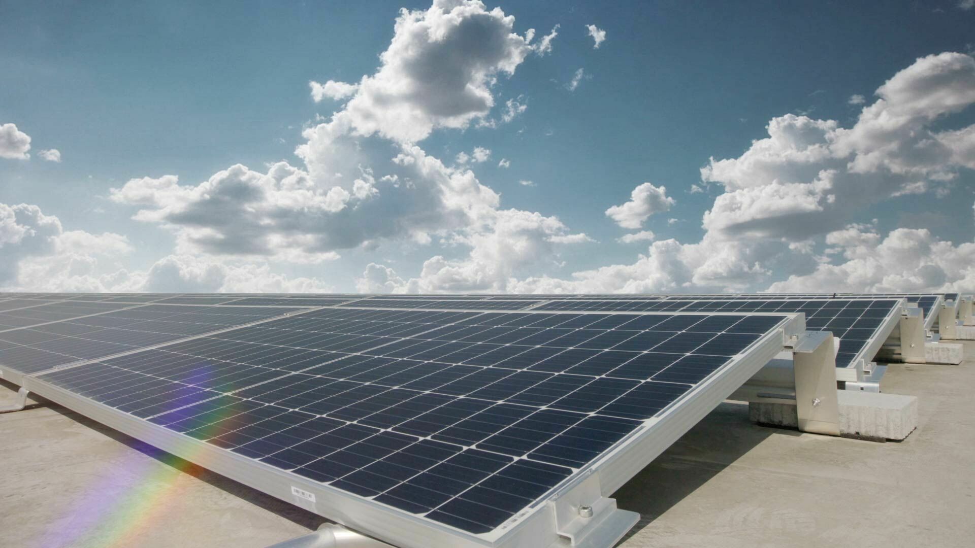 Audi Hungaria: Photovoltaik-Anlage auf den Dächern der beiden Logistik-Hallen