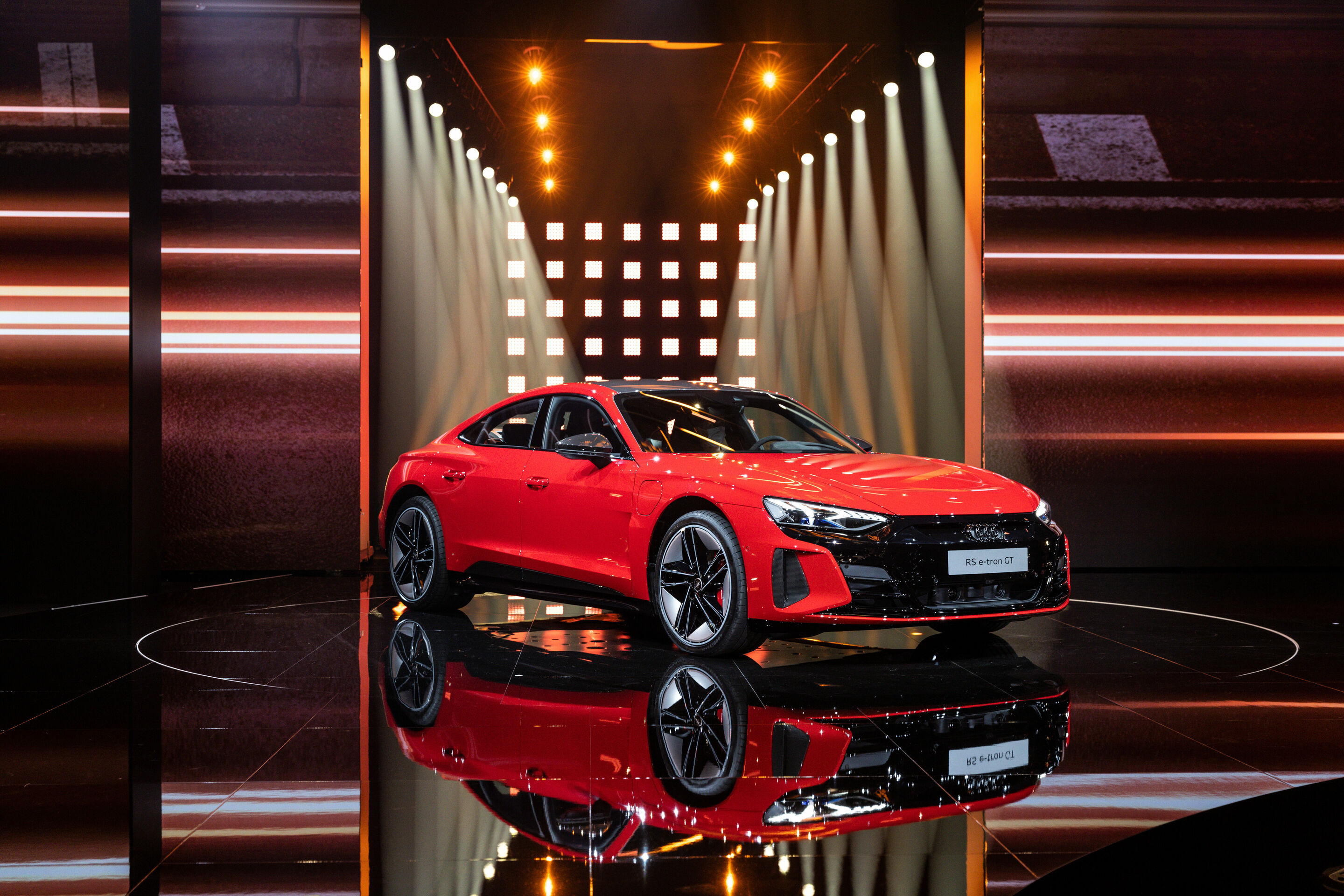 Dynamic and high-caliber: the online world premiere of the Audi e