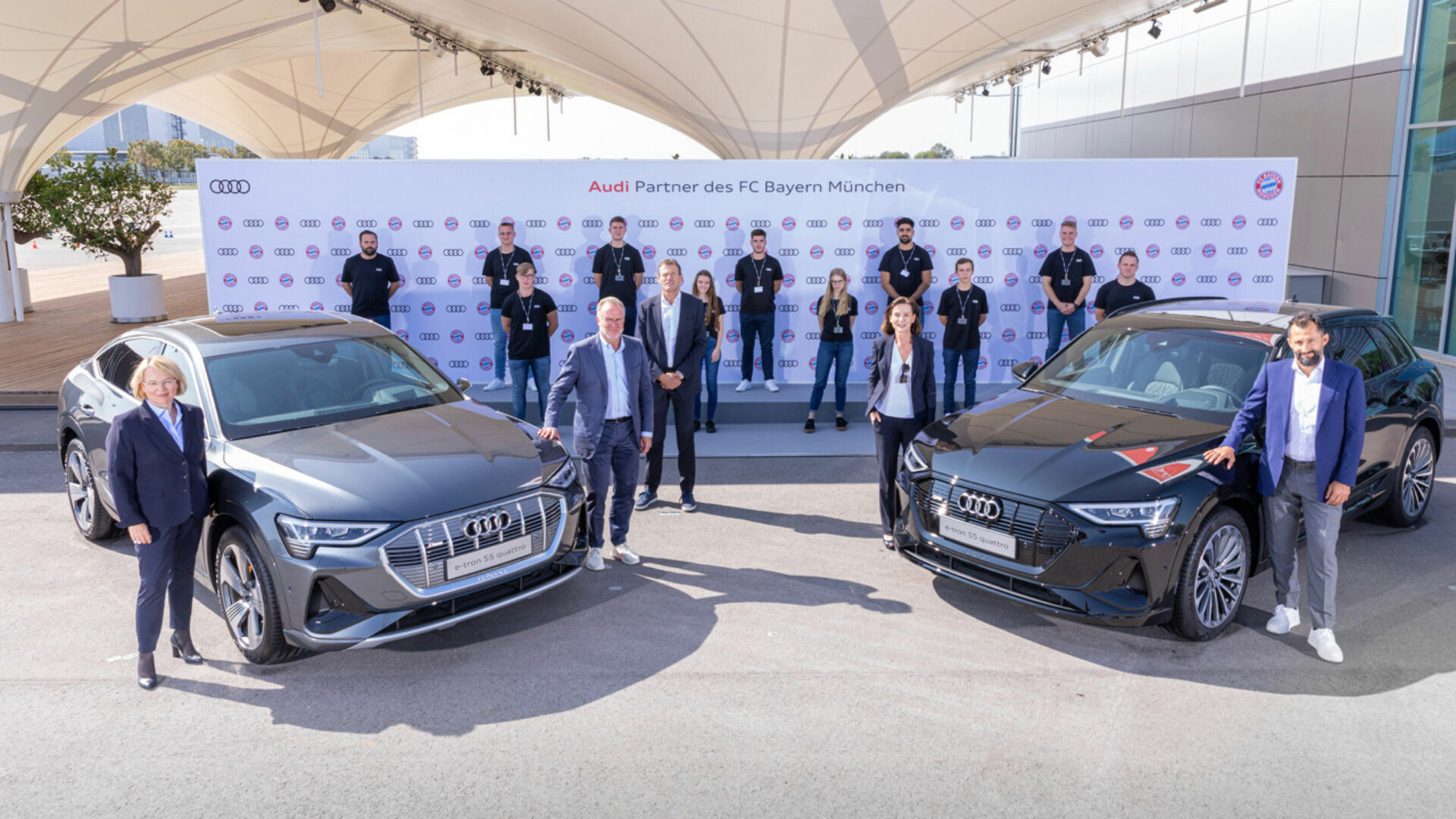 FC Bayern car handover