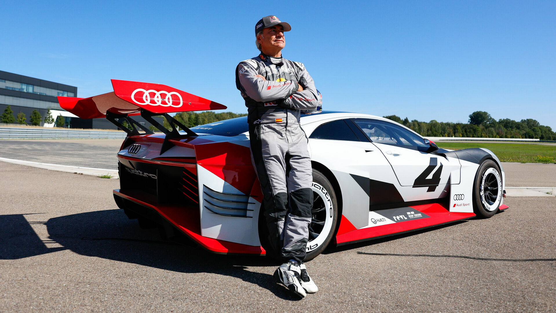 e-tron on track 2023: Carlos Sainz und der Audi e-tron Vision Gran Turismo