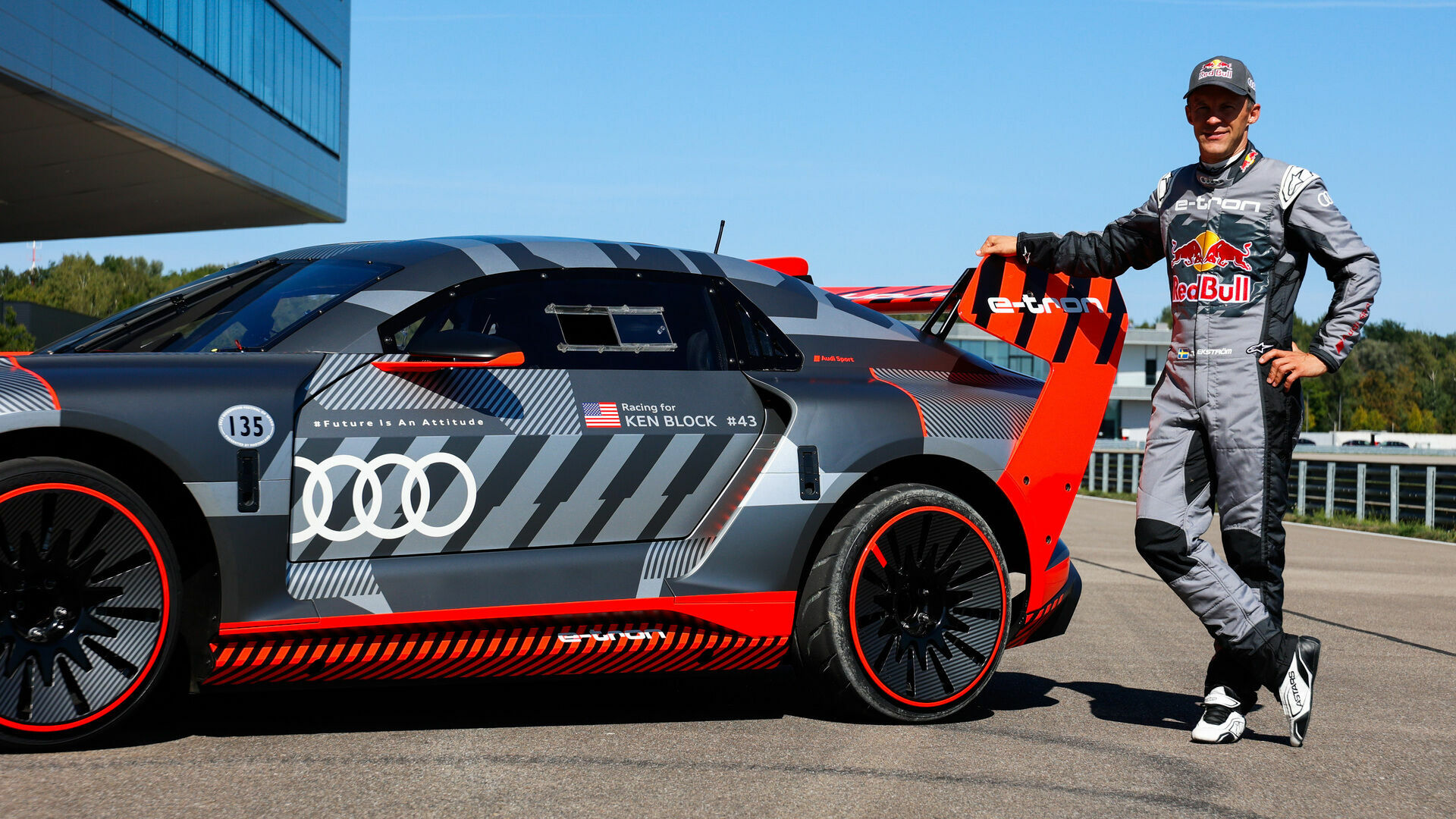 e-tron on track 2023: Mattias Ekström und der Audi S1 e-tron quattro Hoonitron